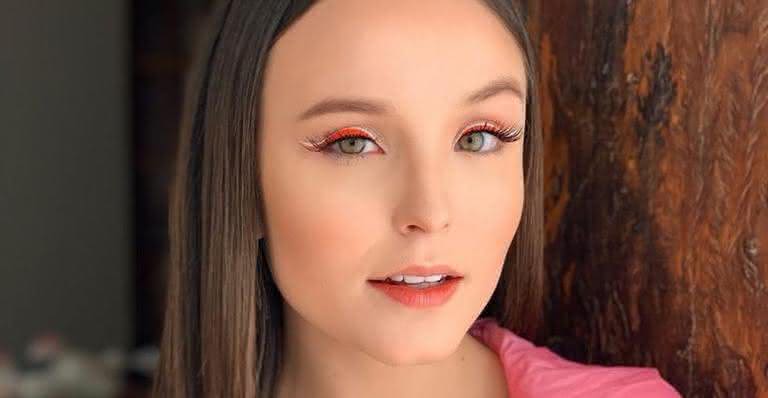 Larissa Manoela aposta em óculos azul de coração para compor look despojado - Reprodução/Instagram