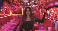 Em um clique compartilhado no Instagram, Anitta surge enrolada em cobra e ao lado de estrangeiro gato - Reprodução/Instagram