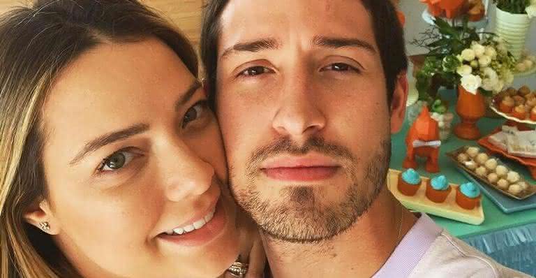 Carol Dantas e Vinícius Martinez se divertem na web por conta de um colar feito pelo pai-coruja - Instagram