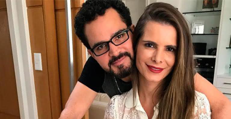 Luciano Camargo e Flávia Fonseca trocam carícias em camarim de show - Instagram