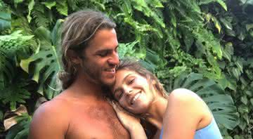 Isabela Santoni reata namoro com o surfista Caio Vaz e compartilha foto apaixonada - Instagram