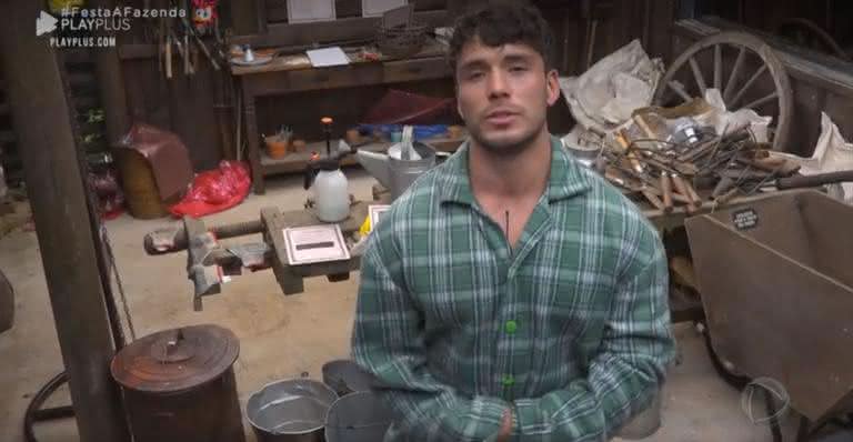 Lucas Viana toca sino para abandonar 'A Fazenda' - Record TV/ Playplus