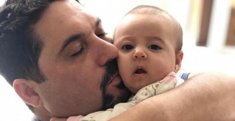 Sertanejo Edson posta vídeo fofo de sua filha provando novos alimentos - Instagram