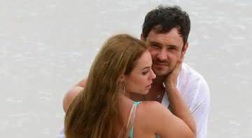 Sérgio Guizé e Paolla Oliveira protagonizam beijão em frente ao mar - AgNews