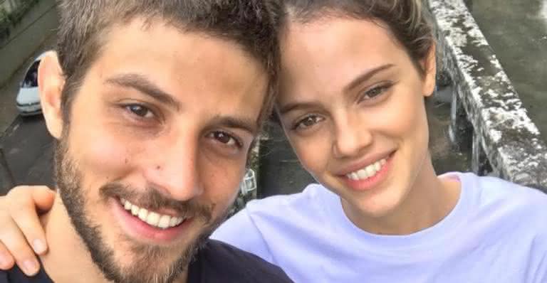 Filha de Laura Neiva e Chay Suede aparece pela primeira vez em foto - Instagram