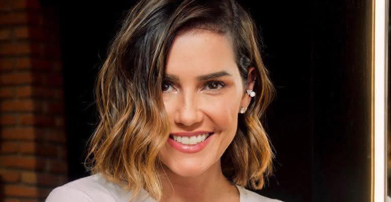 Pronta para o carnaval, Deborah Secco surge ruiva e de "armadura" - Instagram