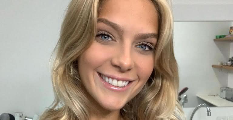 Isabella Santoni posou nua nos braços do namorado, Caio Braz, e web relembrou filme clássico - Instagram