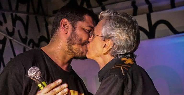 Foto de beijo de Caetano Veloso e Criolo viralizou - Instagram/ Webert da Cruz