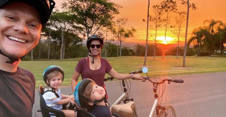 Tatá Fersoza compartilha momento fofo em família com pôr do sol deslumbrante ao fundo  - Instagram