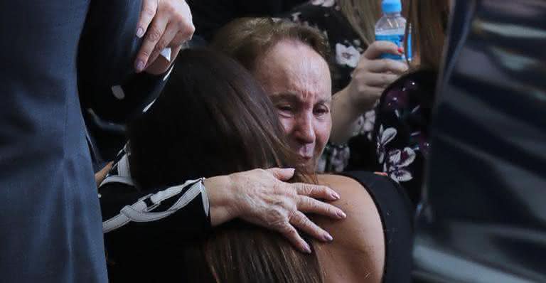 Mãe de Gugu é retirada do salão principal do velório do filho - Francisco Cepeda/AgNews