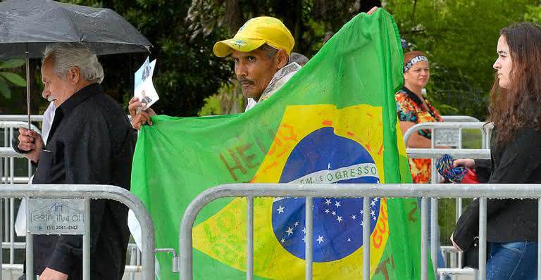 Público canta 'Meu pintinho amarelinho' na fila do velório, em homenagem a Gugu Liberato - AgNews