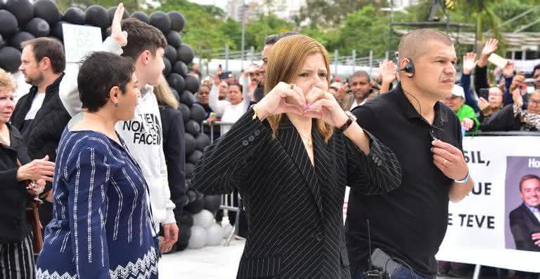 Rose Miriam e João Augusto agradecem público e retribuem carinho com mãos em formato de coração - Agnews/ Marcelo Sá barretto