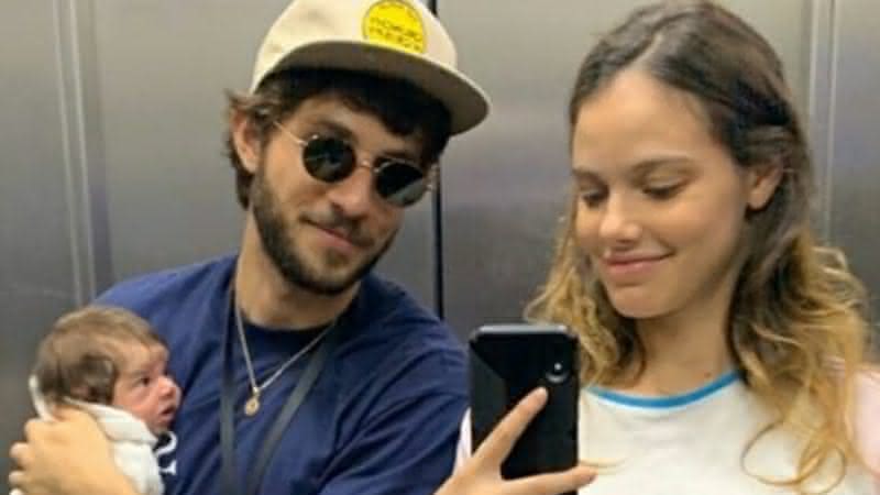 Chay Suede compartilha clique de Laura Neiva amamentando a filha - Instagram