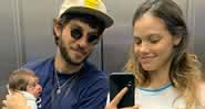 Chay Suede compartilha clique de Laura Neiva amamentando a filha - Instagram