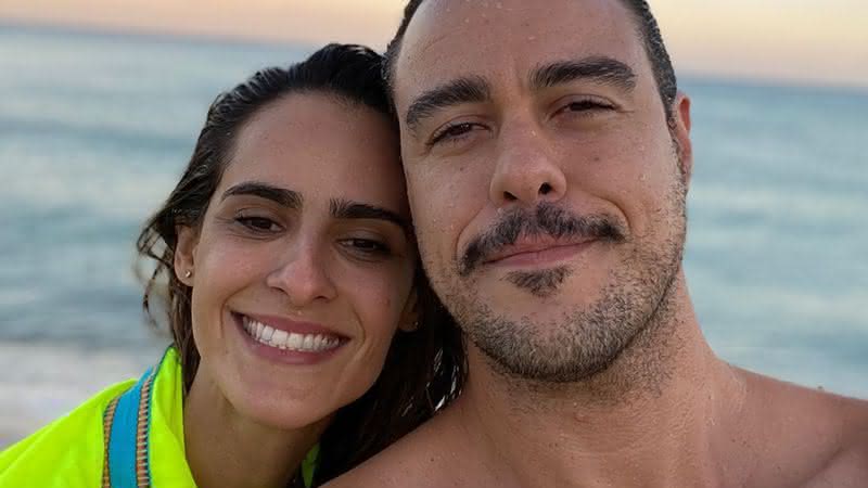 Imagem Férias! Joaquim Lopes surge dando beijão em noiva, Marcella Fogaça, em praia paradisíaca; confira!