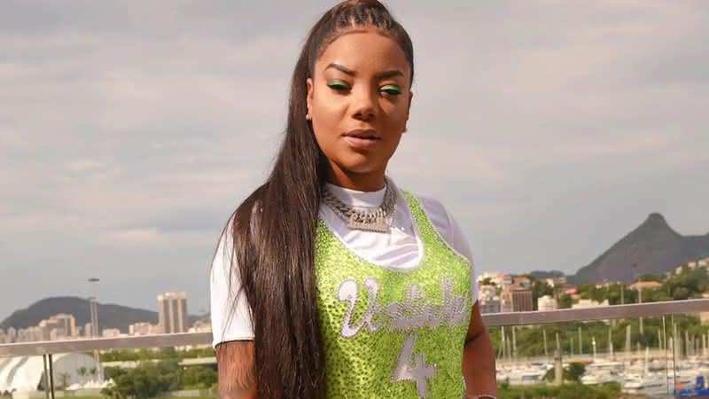 Ludmilla surge em um hospital e com soro no braço - Instagram