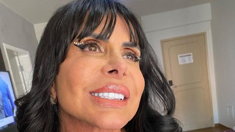 Gretchen exibe bumbum empinado com calcinha fio-dental - Instagram