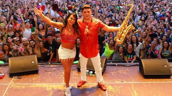 Gretchen aparece de mãos dadas com saxofonista - Instagram