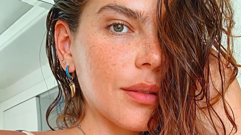 Mariana Goldfarb surge só de calcinha - Instagram