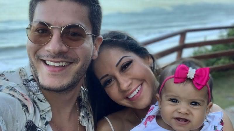 Mayra Cardi mostra Arthur Aguiar na piscina com Sophia - Instagram