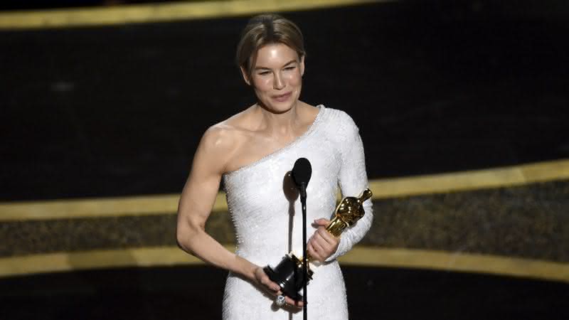 Renée Zellweger leva estatueta de Melhor Atriz - Chris Pizello/AP