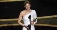 Renée Zellweger leva estatueta de Melhor Atriz - Chris Pizello/AP