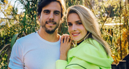 Monique Alfradique agarradinha ao namorado, Gabriel Drummond. - Instagram