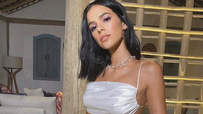 Bruna Marquezine arrasa em clique com maiô branco cavado em meio à natureza - Reprodução/ Instagram