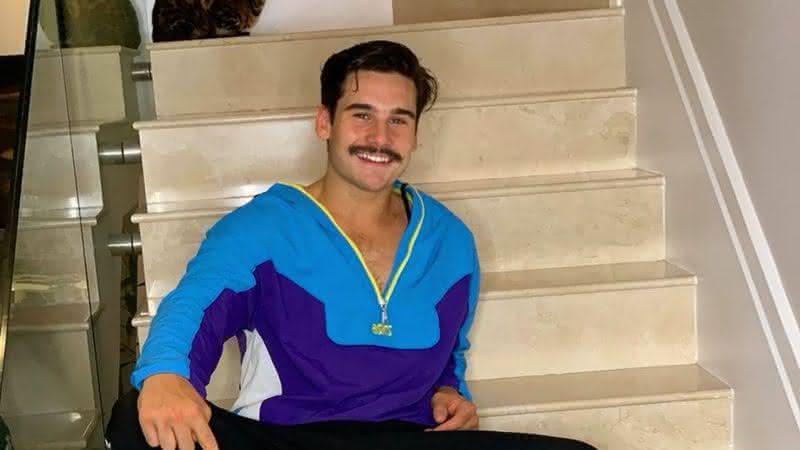 Nicolas Prattes arranca elogios com foto dos bastidores de Éramos Seis - Instagram