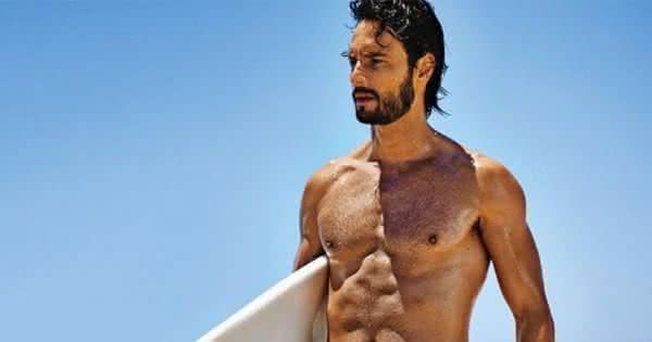 Rodrigo Santoro surge de bigodinho e cabeludo em clique nostalgíco - Reprodução/ Instagram