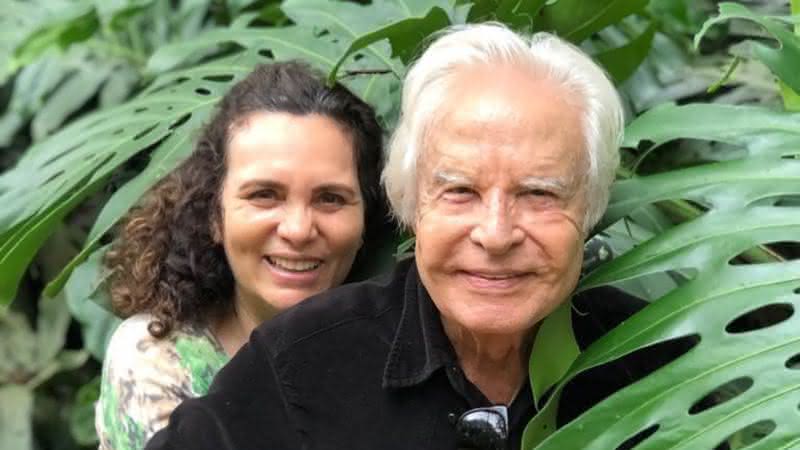 Ao lado da esposa, Cid Moreira surge cantando música do Michel Teló em seu Instagram - Instagram
