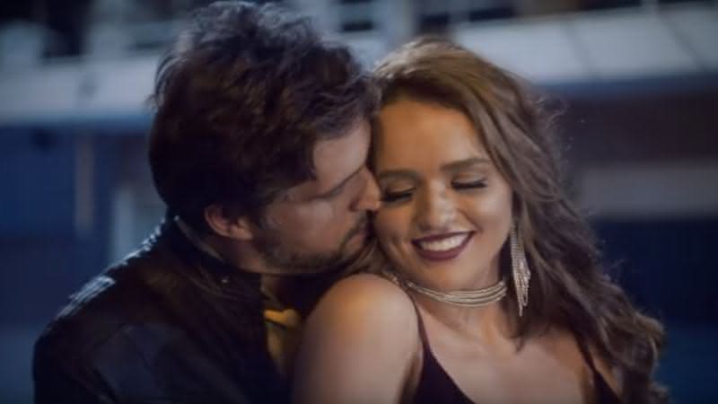 Léo Chaves e Rafa Kalimann lançarão clipe juntos beijando muito - Instagram