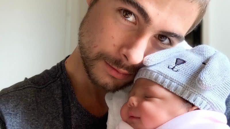 Rafa Vitti surge trocando sua filha, Clara Maria, - Instagram