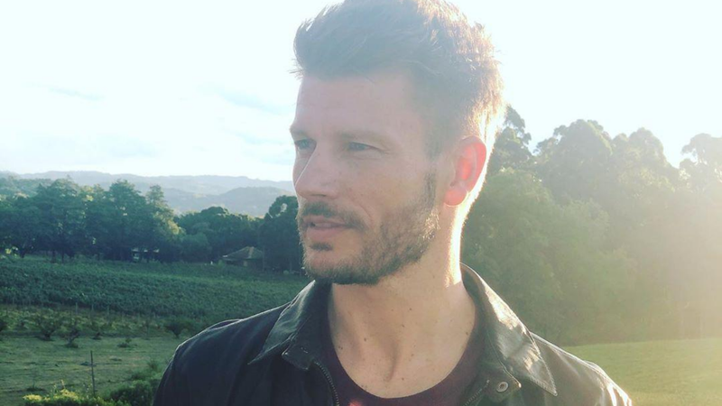 Rodrigo Hilbert construiu a ponte na companhia dos filhos João e Francisco. - Instagram