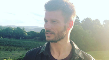 Rodrigo Hilbert construiu a ponte na companhia dos filhos João e Francisco. - Instagram