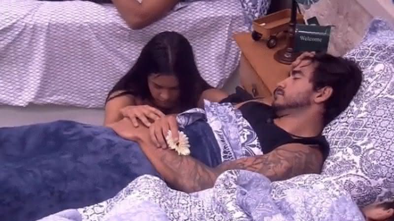 Flayslane reza com a mão no corpo de Guilherme enquanto brother dorme - Globo