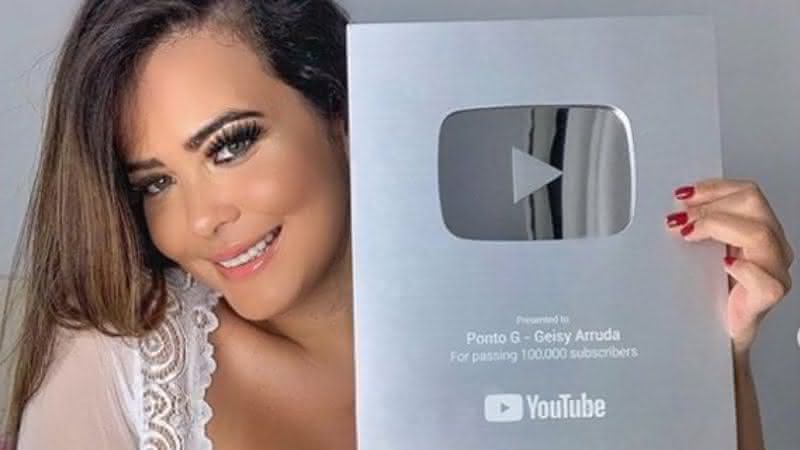 Geisy Arruda com sua placa do YouTube - Instagram