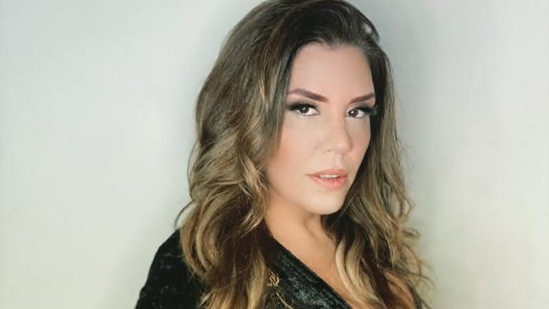 Simony dispensa sutiã e exibe corpão aos 45 anos - Instagram