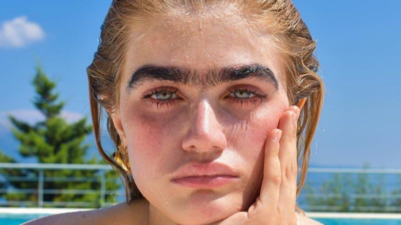 Sophia Hadjipanteli criadora do movimento #unibrow. - Instagram