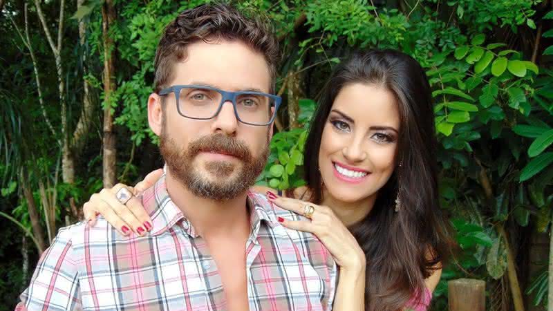 Cantor Hudson aparece na praia com a esposa - Instagram