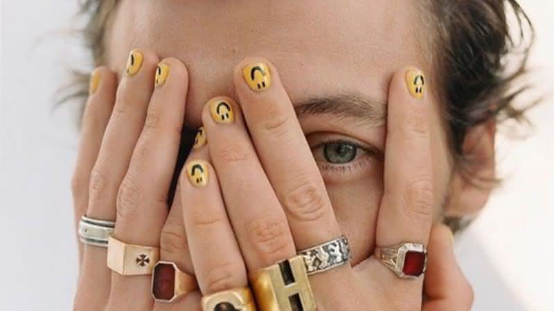 Unhas de smile de Harry Styles - Instagram