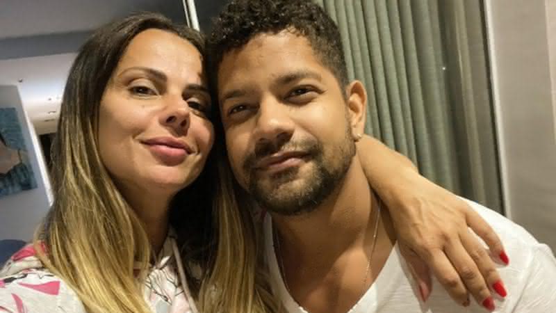 Deitados na areia da praia, Viviane Araújo e namorado surgem apaixonados - Reprodução/ Instagram