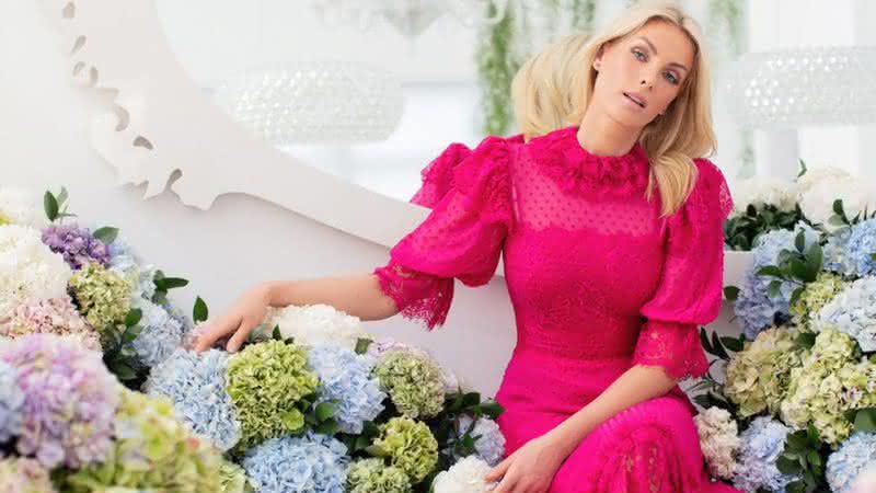 Ana Hickmann lança parceria com a Luzia Fazzolli e faz ensaio com mais de 700 vasos de flores em casa - KARINE BASILIO