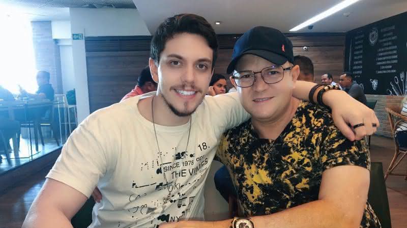 O músico compartilhou clique ao lado do filho ainda em traje acadêmico - Instagram