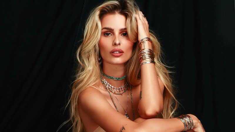 Yasmin Brunet apareceu de topless na praia e mostrou tatuagem em lugar inusitado - Instagram