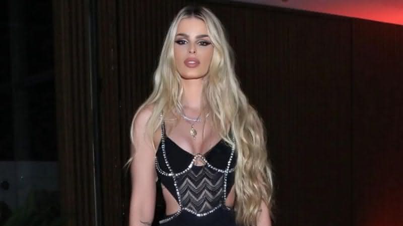 Yasmin Brunet usa vestido com fenda ousada - Instagram