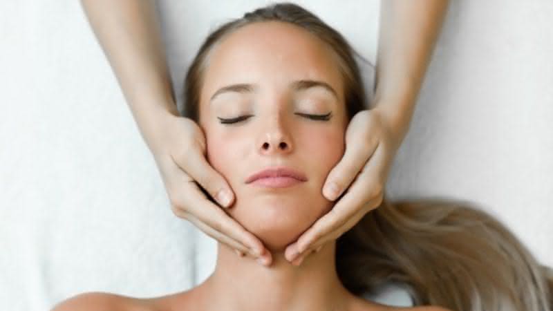 Roseli Siqueira ensina técnica de massagem facial - Freepik