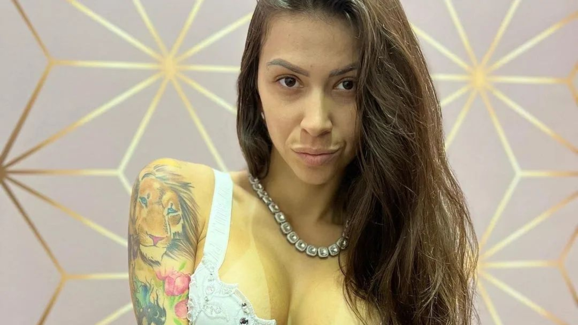 MC Pipokinha posa só de lingerie e deixa mamilo à mostra