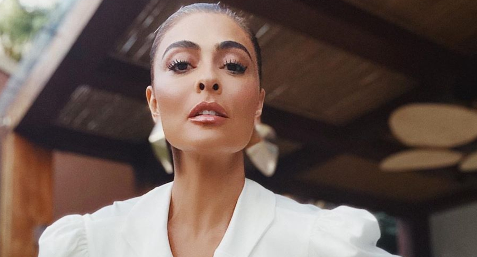 Musa cacheada! Juliana Paes posa com look arrumado, coloca o cabelão pra jogo e dispara: “Quero aglomerar”