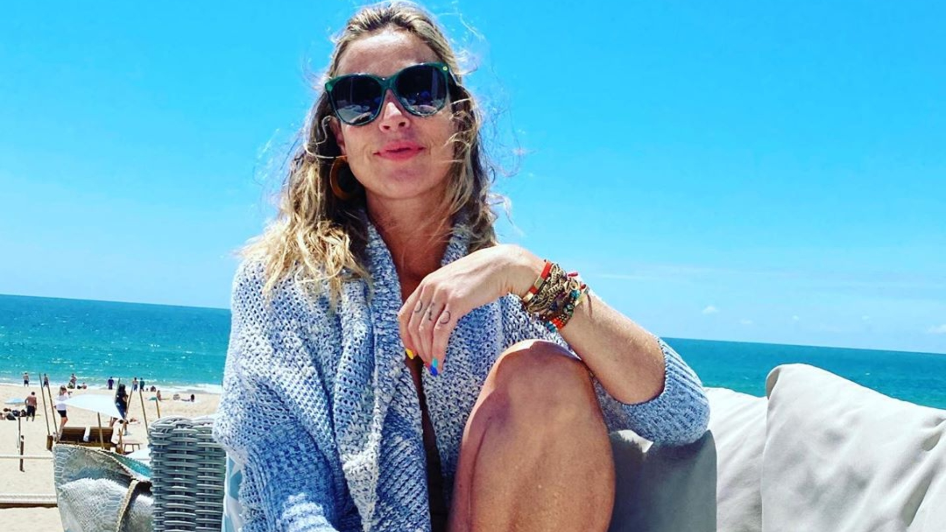 Verão em Portugal! Aos 43 anos, Luana Piovani posa de biquini e corpo sarado rouba a atenção: “Significado de MUSA”